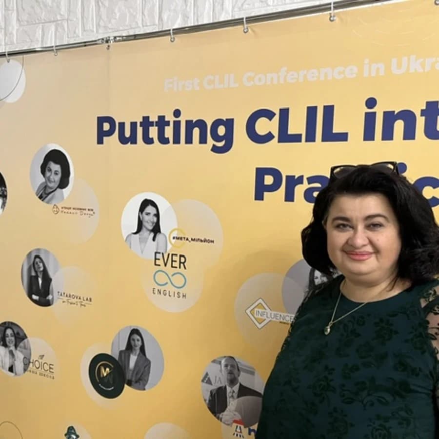 Наталія Дячук на тлі банера першої конференції CLIL в Україні