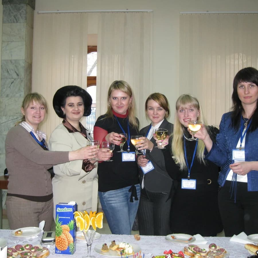 Команда за святковим столом на конференції TESOL у Харкові
